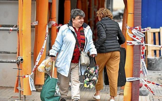 Vecinos del inmueble afectado, durante su desalojo. | FOTO: ARNAITZ RUBIO