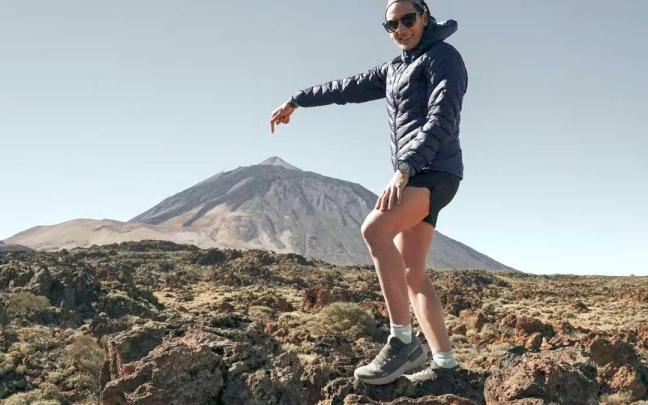 Oihana Kortazar señala la cima del Teide, donde ya tiene el récord. Oihana Kortazar señala la cima del Teide, donde ya tiene el récord.