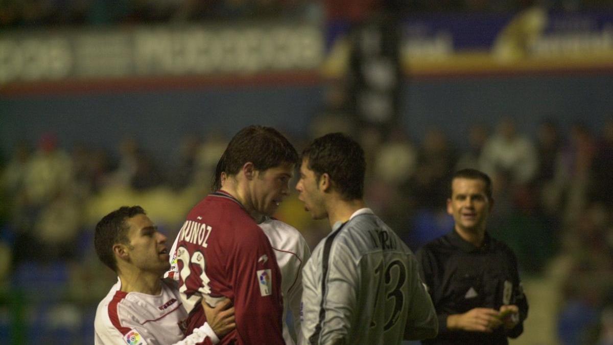 Iñaki Muñoz y Notario, portero el Sevilla, se encaran en El Sadar durante un partido de Copa en 2003.