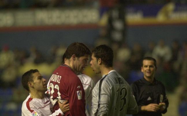 Iñaki Muñoz y Notario, portero el Sevilla, se encaran en El Sadar durante un partido de Copa en 2003. Iñaki Muñoz y Notario, portero el Sevilla, se encaran en El Sadar durante un partido de Copa en 2003.