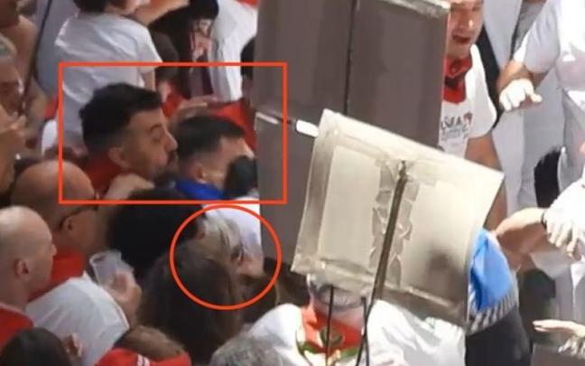 En el recuadro, el detenido y el puño del agente impactando en la cara de un varón que le había mojado. En el círculo, la madre del detenido. En el recuadro, el detenido y el puño del agente impactando en la cara de un varón que le había mojado. En el círculo, la madre del detenido.