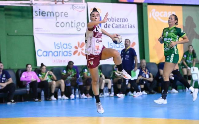 La extremo navarra Luzia Zamora se dispone a lanzar durante el partido.