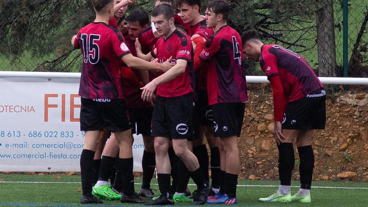 Los jugadores del Subiza, celebrando un gol en un partido contra el Lagunak