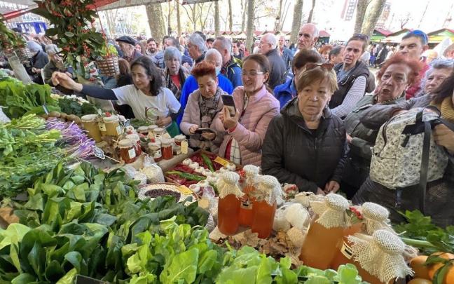 Los rebosantes puestos de frutas, hortalizas, mieles y productos diversos del campo atrajeron a una multitud que lo mismo compraban que los fotografiaban.