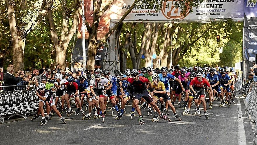 Salida desde la Taconera, con el grupo de favoritos en cabeza.