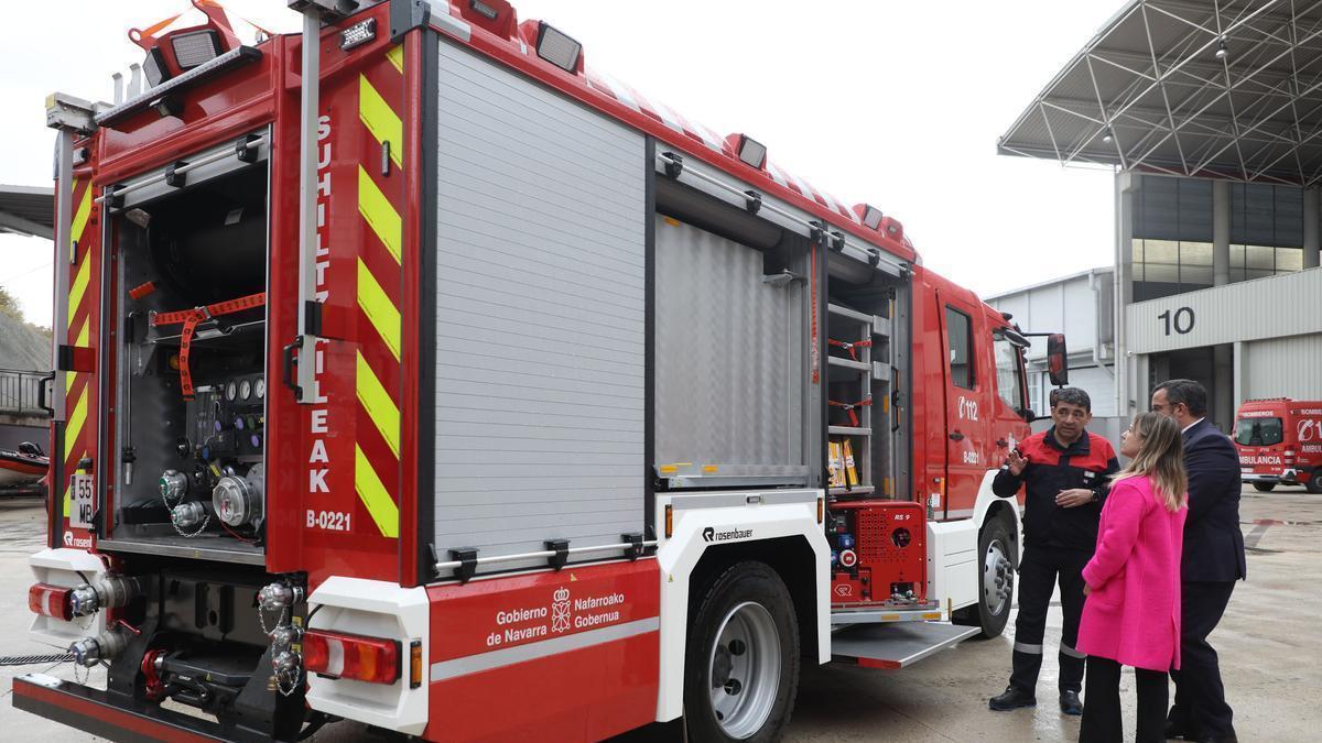 Pedro Zaro explica el funcionamiento de la autobomba al vicepresidente Rem&iacute;rez y a Amparo L&oacute;pez.