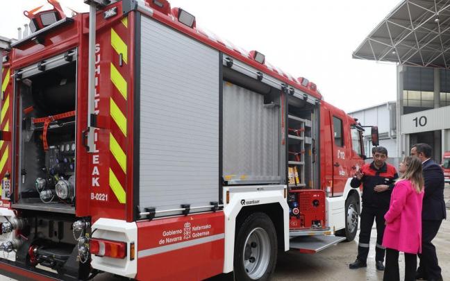 Pedro Zaro explica el funcionamiento de la autobomba al vicepresidente Rem&iacute;rez y a Amparo L&oacute;pez.