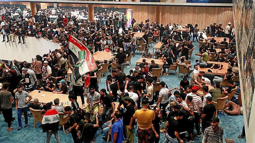 Los seguidores del clérigo Muqtada al Sadr dentro del Parlamento de Irak.