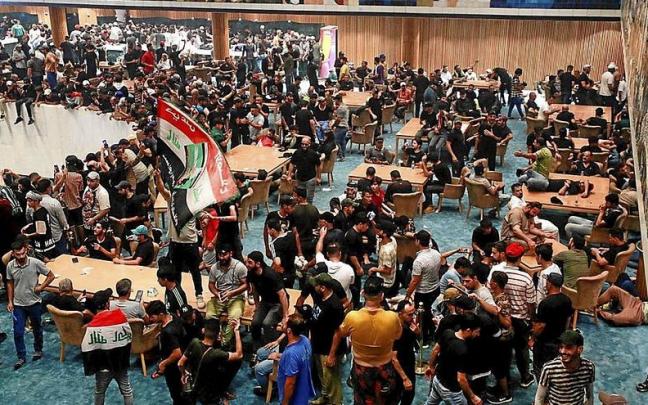Los seguidores del clérigo Muqtada al Sadr dentro del Parlamento de Irak.