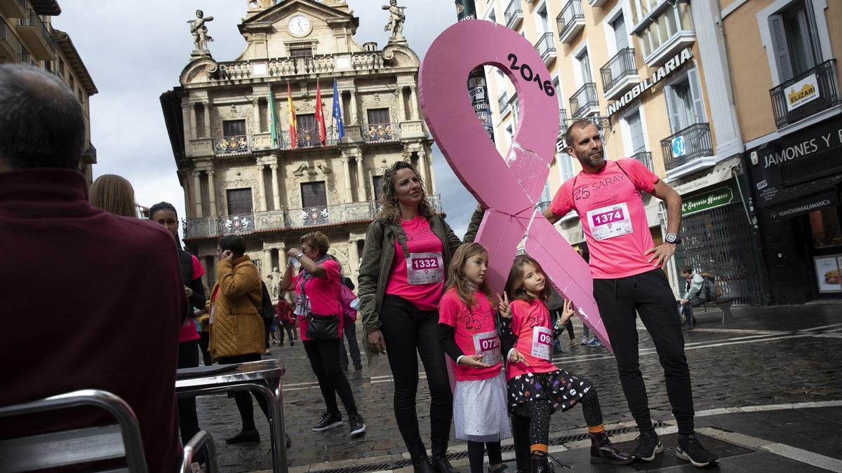 Un momento de la "Marea rosa solidaria" contra el cáncer de mama organizada por Saray el pasado año.