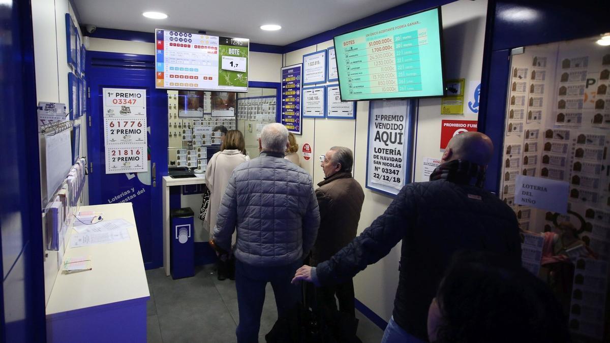 Apurando las últimas horas de venta de Lotería de Navidad, en una administración de Pamplona.