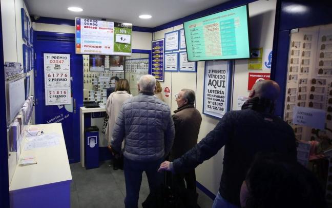Apurando las últimas horas de venta de Lotería de Navidad, en una administración de Pamplona.