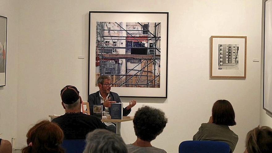 Lázaro Echegaray presentando su último libro en Zarautz.