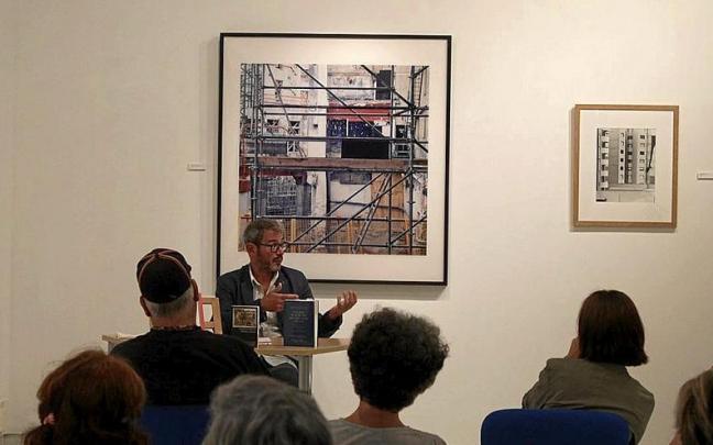 L&aacute;zaro Echegaray presentando su &uacute;ltimo libro en Zarautz.