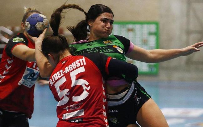 Ainhoa García, fuertemente defendida durante el partido ante el Zuazo.