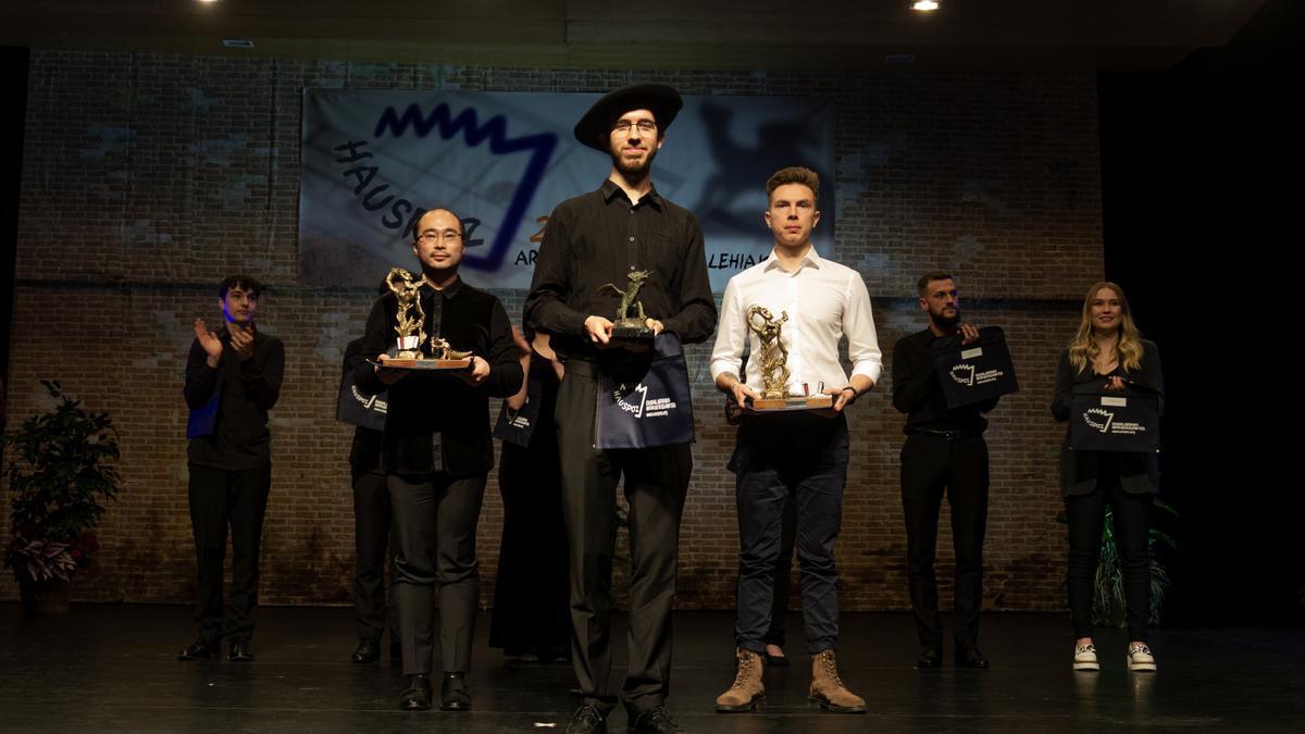 El croata Kresimir Lulic (centro), ganador del Certamen Internacional de Acordeón Arrasate Hiria, acompañado de Li Cong (izquierda), que se ha alzado con el segundo premio, y Vladimir Stupnikov (derecha), que ha sido tercero.