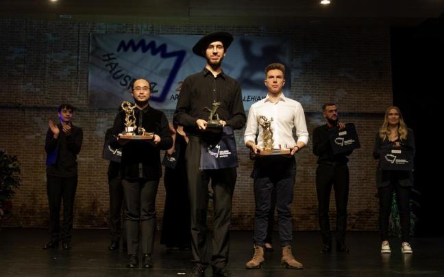 El croata Kresimir Lulic (centro), ganador del Certamen Internacional de Acorde&oacute;n Arrasate Hiria, acompa&ntilde;ado de Li Cong (izquierda), que se ha alzado con el segundo premio, y Vladimir Stupnikov (derecha), que ha sido tercero.