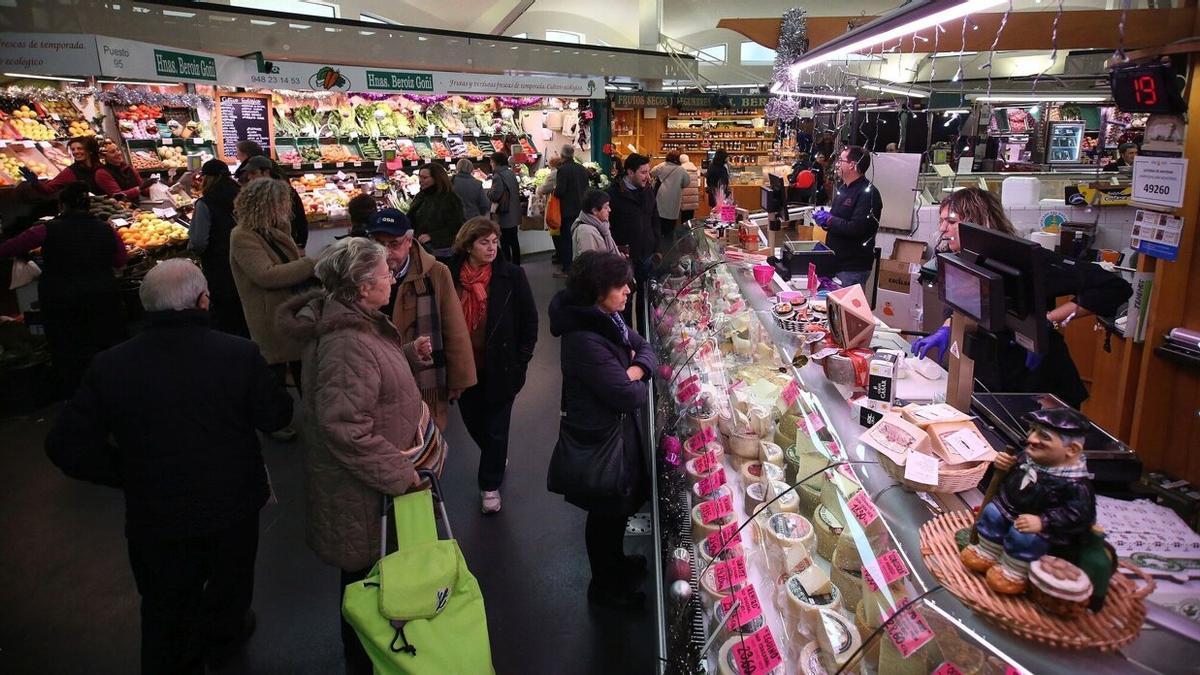 En el Mercado del Ensanche, los clientes navarros preparan sus compras para Navidad.