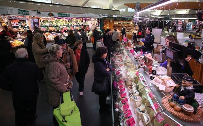 En el Mercado del Ensanche, los clientes navarros preparan sus compras para Navidad. En el Mercado del Ensanche, los clientes navarros preparan sus compras para Navidad.