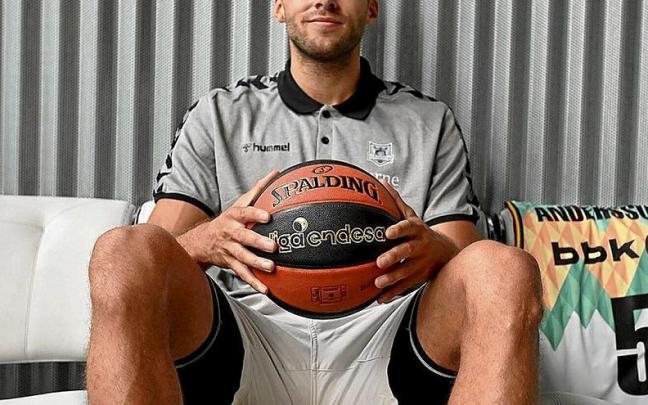 Denzel Andersson posa ayer en el Bilbao Arena.