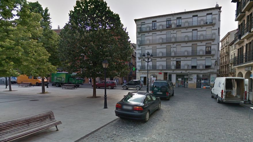 Al fondo, edificio que albergaba el Hotel Larramendi, en la plaza Santiago de Estella-Lizarra.