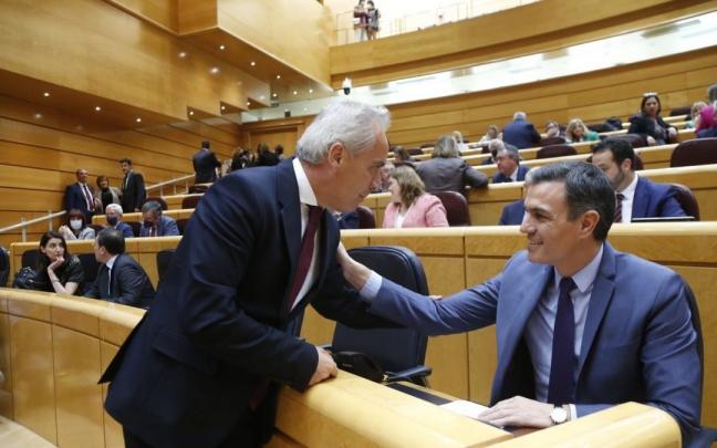 Alfonso Moscoso (izq.), vicesecretario general del PSOE de Cádiz y senador, junto a Pedro Sánchez (der.), presidente del Gobierno español. Alfonso Moscoso (izq.), vicesecretario general del PSOE de Cádiz y senador, junto a Pedro Sánchez (der.), presidente del Gobierno español.