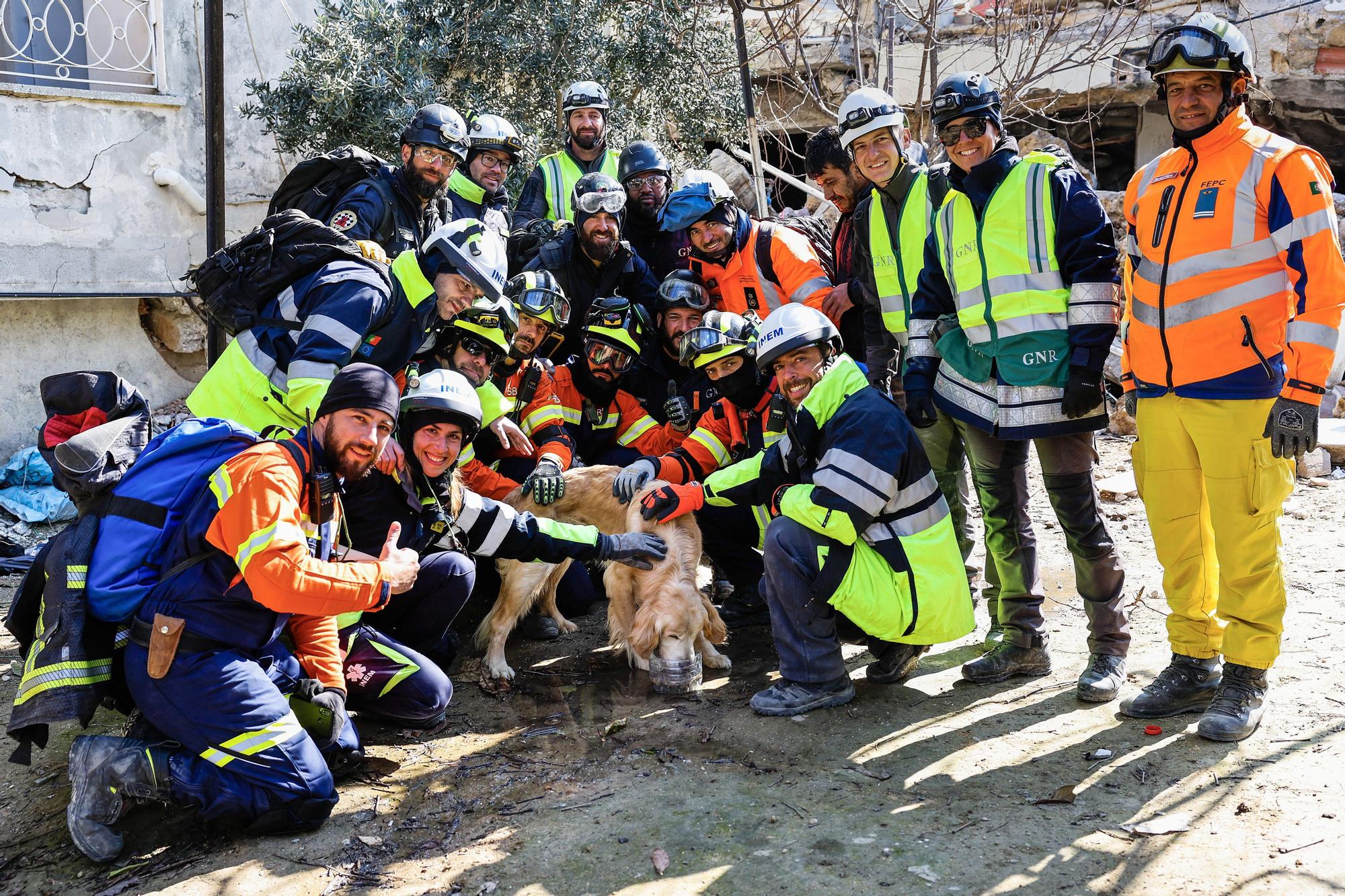 Efectivos de rescate portugueses junto al perro Tarcin, rescatado en Antakya.