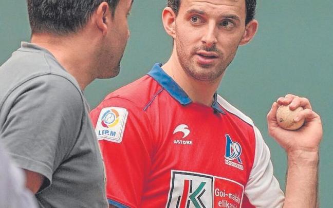 Jokin Altuna, junto a Jon Apezetxea ayer en Gasteiz. | FOTO: JORGE MUÑOZ