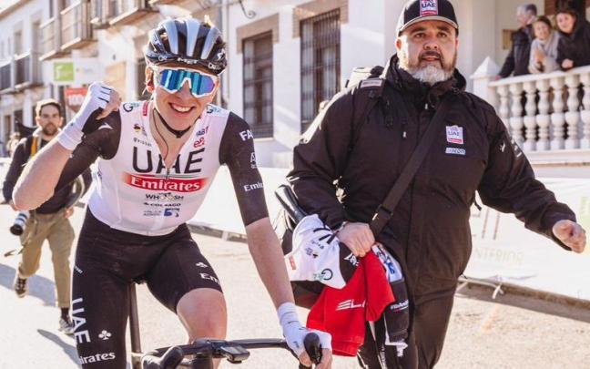 Tadej Pogacar, acompa&ntilde;ado por Joseba Elgezabal tras la victoria en la Cl&aacute;sica de Ja&eacute;n.