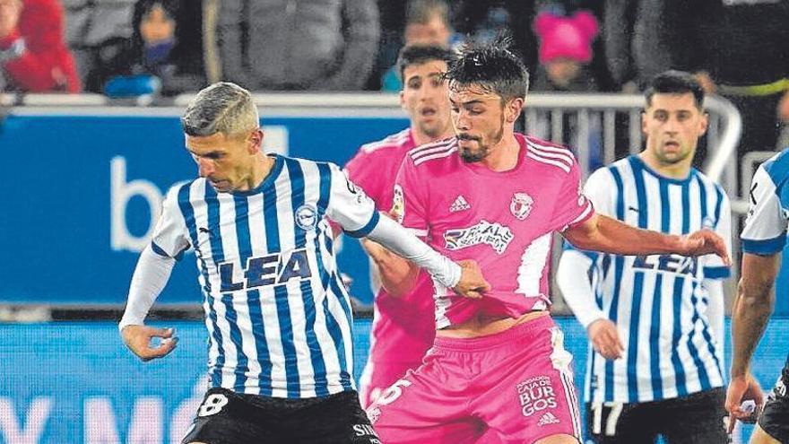 Salva Sevilla defiende un balón en el Alavés-Burgos. | FOTO: IÑIGO FORONDA