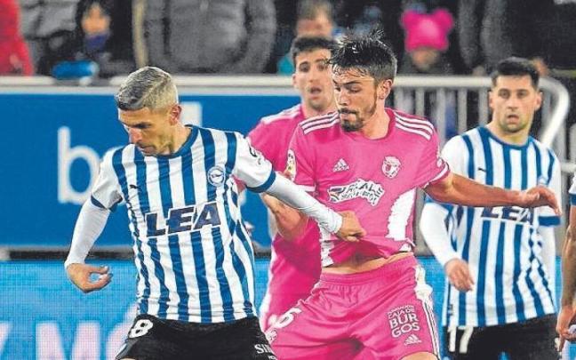 Salva Sevilla defiende un balón en el Alavés-Burgos. | FOTO: IÑIGO FORONDA Salva Sevilla defiende un balón en el Alavés-Burgos. | FOTO: IÑIGO FORONDA