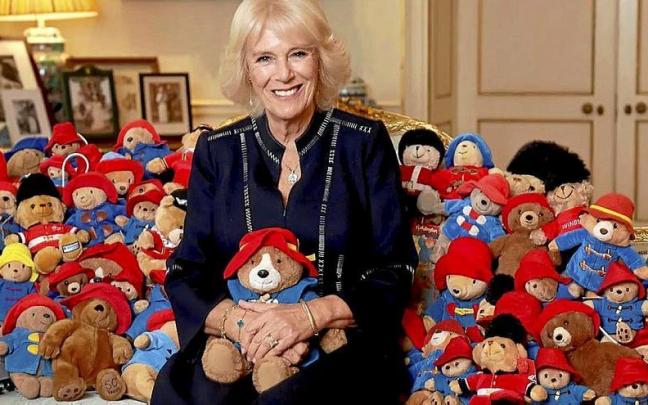 Camila, posando con peluches del oso Paddington recogidos y ahora donados. Camila, posando con peluches del oso Paddington recogidos y ahora donados.