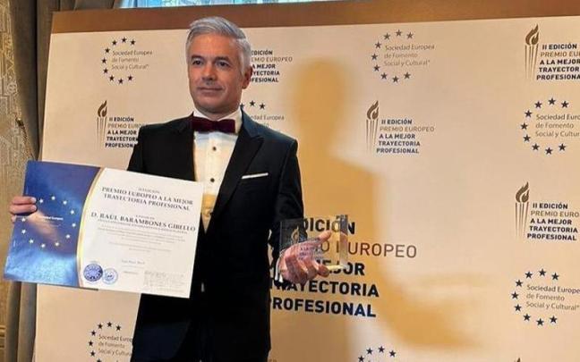 Raul Barambones, con el galard&oacute;n recibido