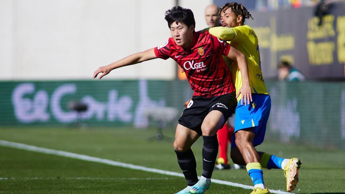 Kang-in Lee del Mallorca y Theo Bongonda del Cádiz en acción durante el partido.