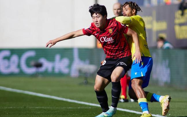 Kang-in Lee del Mallorca y Theo Bongonda del Cádiz en acción durante el partido. Kang-in Lee del Mallorca y Theo Bongonda del Cádiz en acción durante el partido.