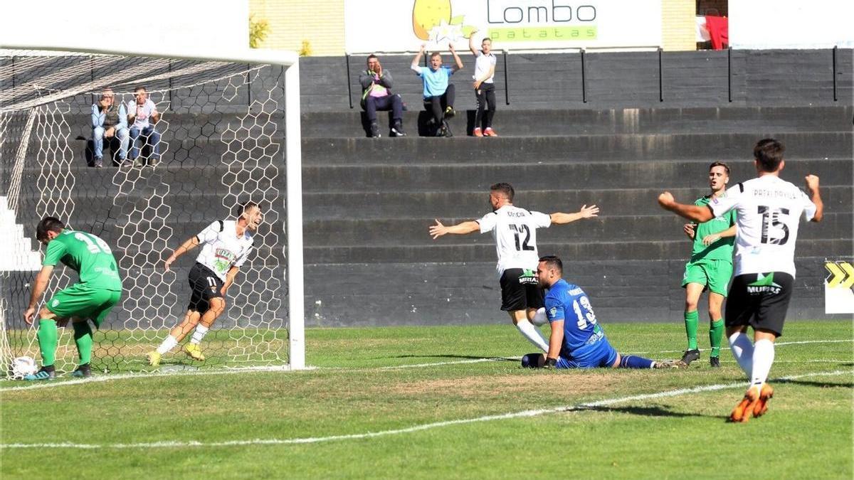 Agus Coscia celebra un gol conseguido ante el Gernika.