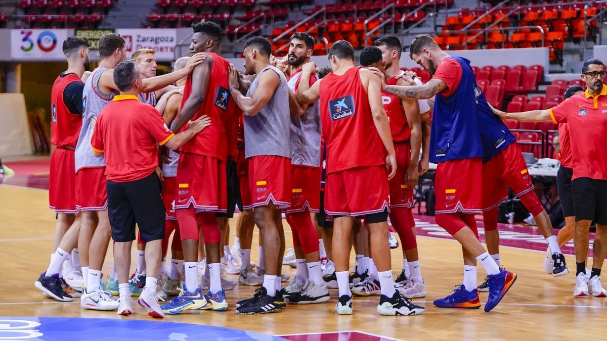 La selección española hace piña tras uno de sus recientes entrenamientos en Zaragoza.