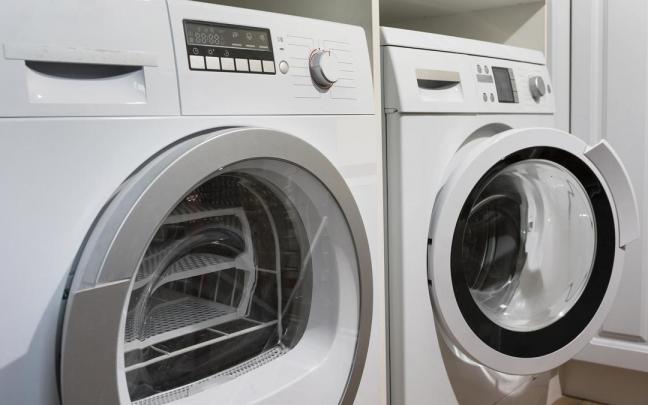 Una lavadora y una secadora en un hogar.