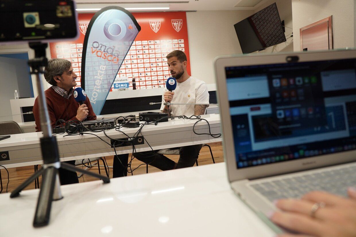 El jugador del Athletic, Iñigo Martinez, durante la entrevista en Lezama con Onda Vasca