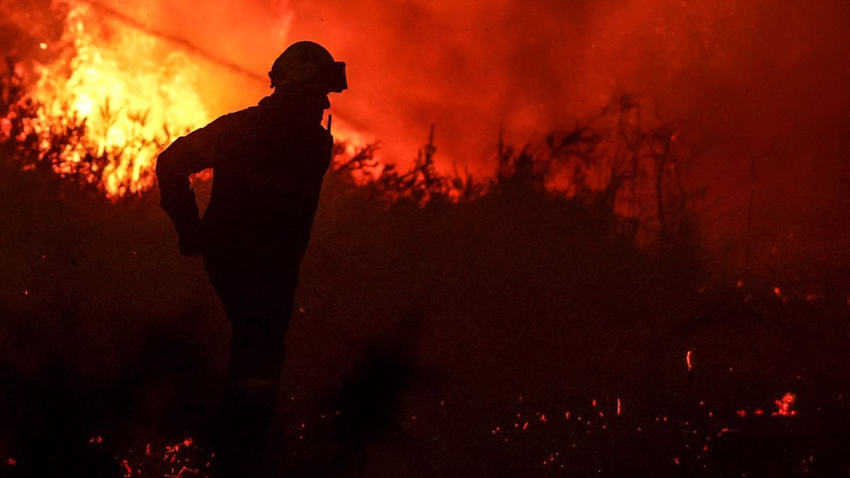 Un bombero trabaja en los incendios al sur de Francia.