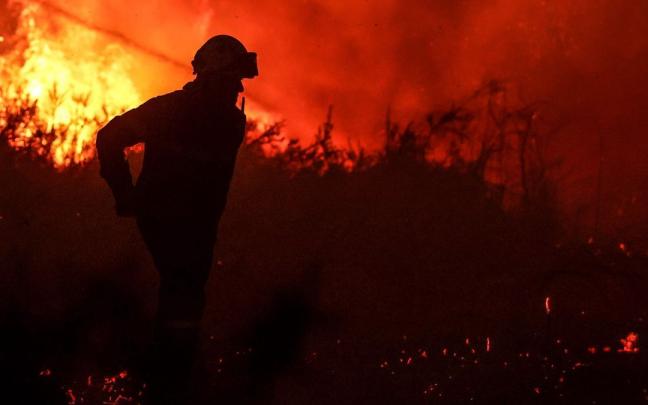 Un bombero trabaja en los incendios al sur de Francia.