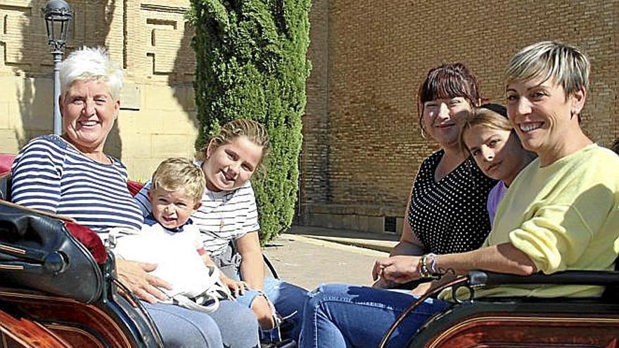 Una familia montada en uno de los coches de caballos.