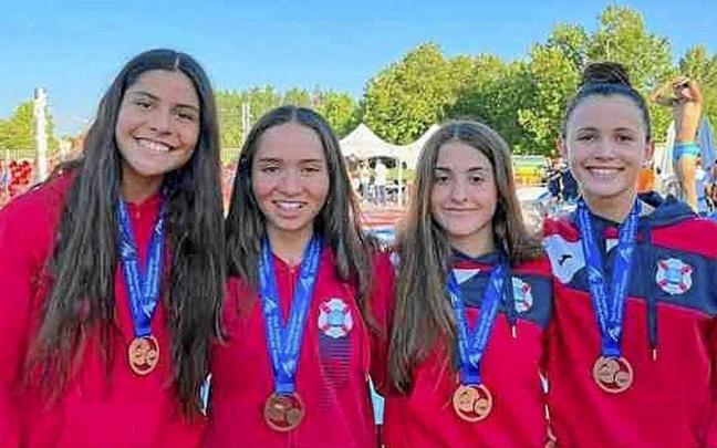 Naroa Sanz, Uxue Ortiz de Pinedo, Uxue Navarro y Alejandra Montejo posan con el bronce.