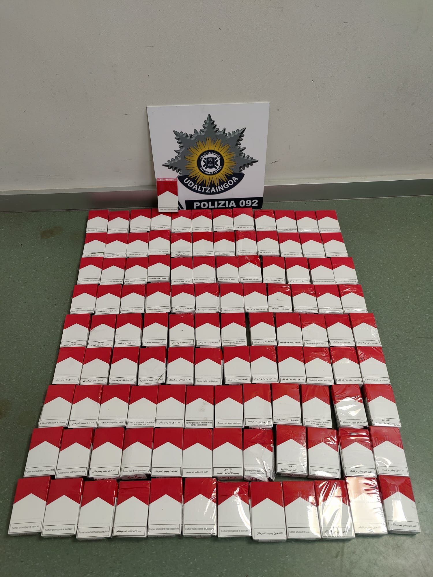 Cajetillas de tabaco de contrabando que el hombre guardaba en su coche