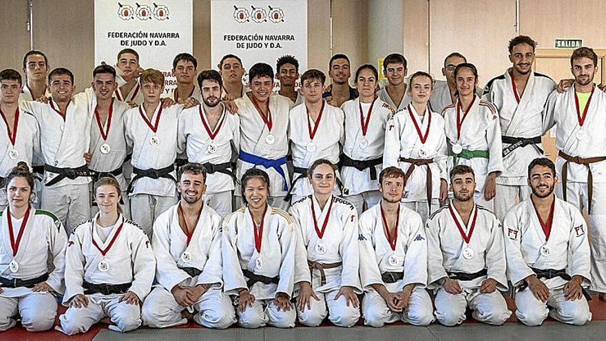 Los participantes en los Campeonatos Navarros, posando al término de la competición.