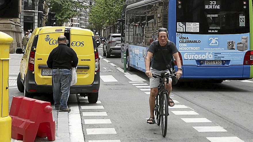 Un ciclista circula por el bidegorri de la calle San Martín.