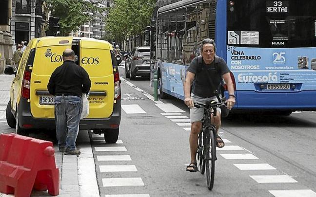 Un ciclista circula por el bidegorri de la calle San Martín.