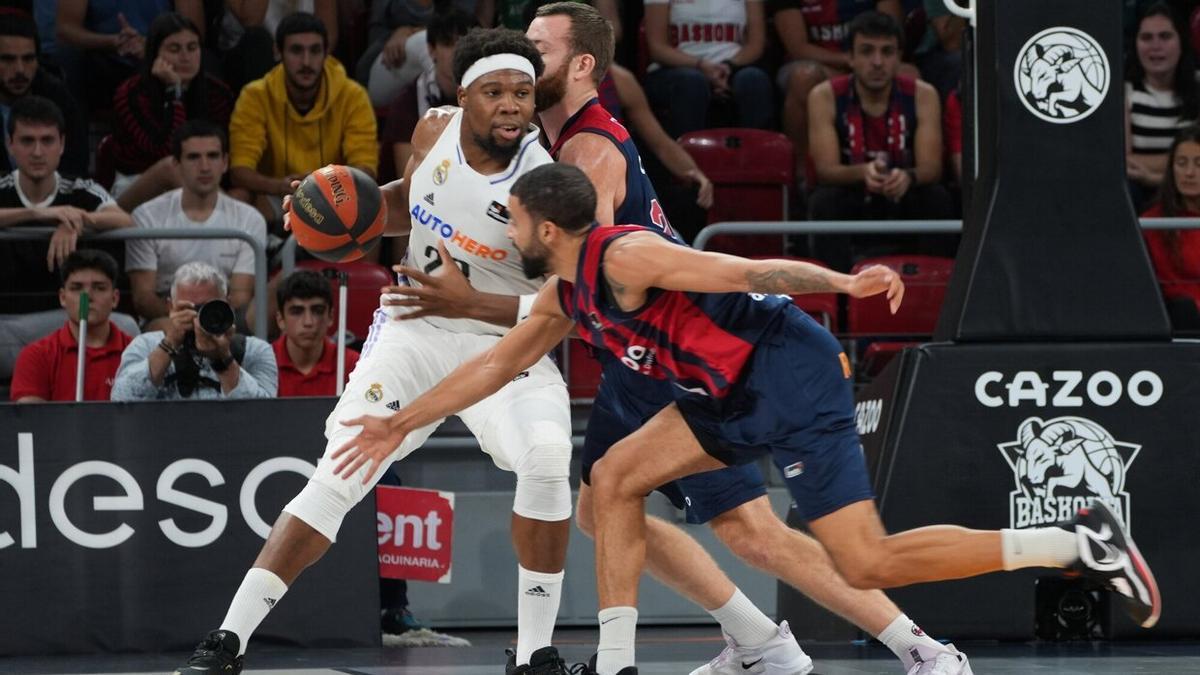 Yabusele trata de superar a Costello y Thompson, durante un lance del partido entre el Baskonia y el Real Madrid