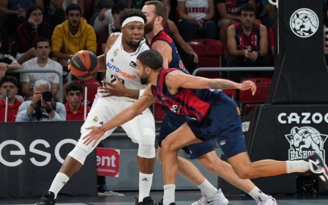 Yabusele trata de superar a Costello y Thompson, durante un lance del partido entre el Baskonia y el Real Madrid Yabusele trata de superar a Costello y Thompson, durante un lance del partido entre el Baskonia y el Real Madrid