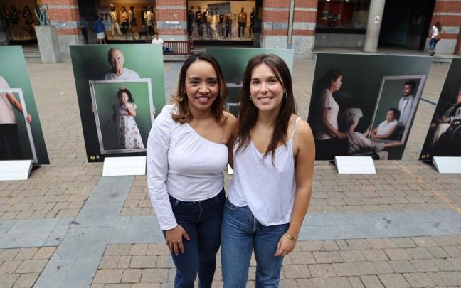Tatiana Bellorin y Jone Urionaguena, integrantes de SOS Racismo Gipuzkoa, junto a la exposición fotográfica de Errenteria que interpela a la ciudadanía para generar espacios de encuentro entre trabajadoras del hogar y familias emplead Tatiana Bellorin y Jone Urionaguena, integrantes de SOS Racismo Gipuzkoa, junto a la exposición fotográfica de Errenteria que interpela a la ciudadanía para generar espacios de encuentro entre trabajadoras del hogar y familias emplead